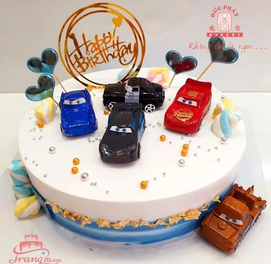 Hình ảnh bánh sinh nhật cho bé trai hình ô tô